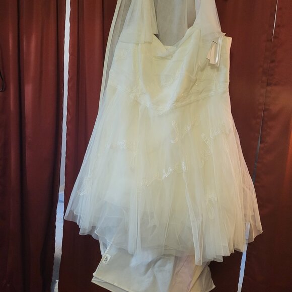 Plus Size Wedding Dress | David's Bridal Love Note UNWORN NWT - Picture 9 of 9